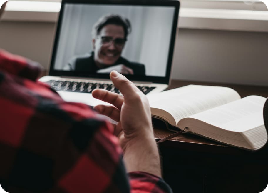 Session de coaching en ligne avec un livre ouvert