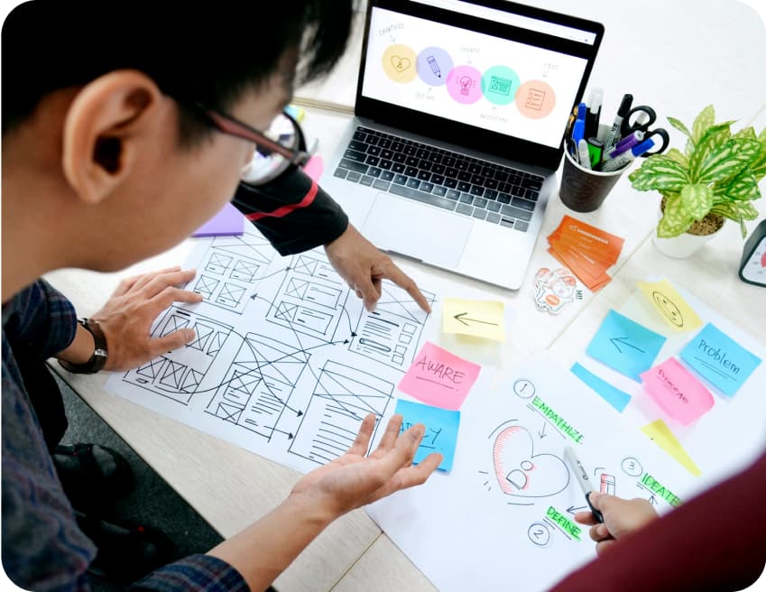 Séance de conception UX avec wireframes et post-its colorés